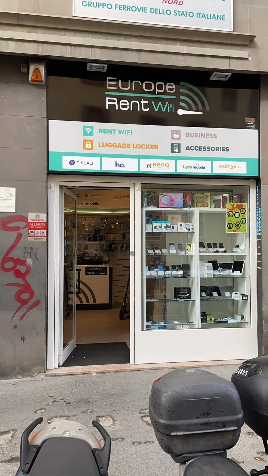 La vetrina di Europe Rent WiFi in via Santa Caterina da Siena 17R, Firenze